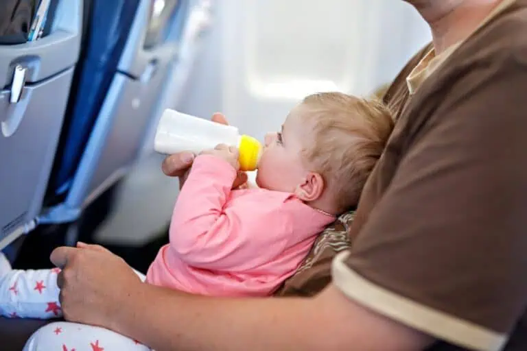 Comment voyager en avion avec votre enfant en bas âge ?