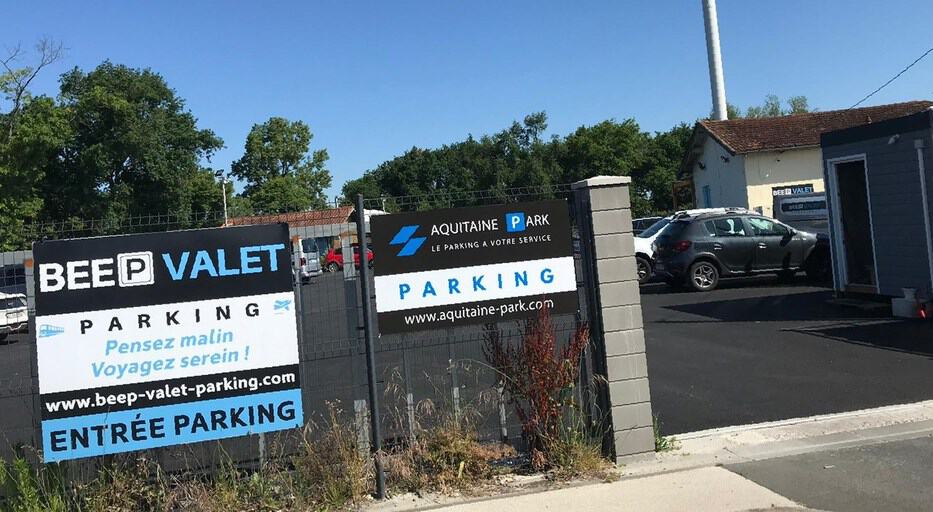 Le parking, vu depuis son entrée